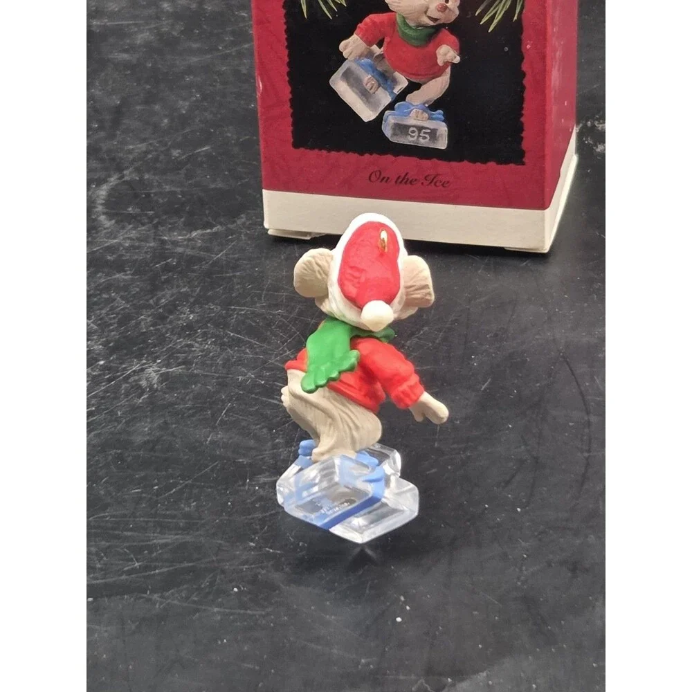 Vintage 1995 HALLMARK Keepsake Christmas Ornament On The Ice Mouse Skating